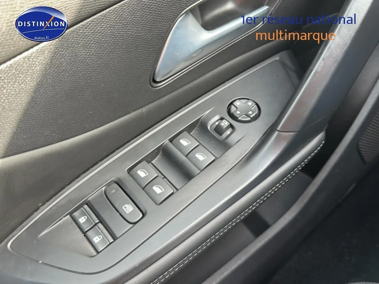 Gros plan sur la commande des vitres et rétroviseurs côté conducteur de la Peugeot 408 Hybrid 145 allure gris sélénite.