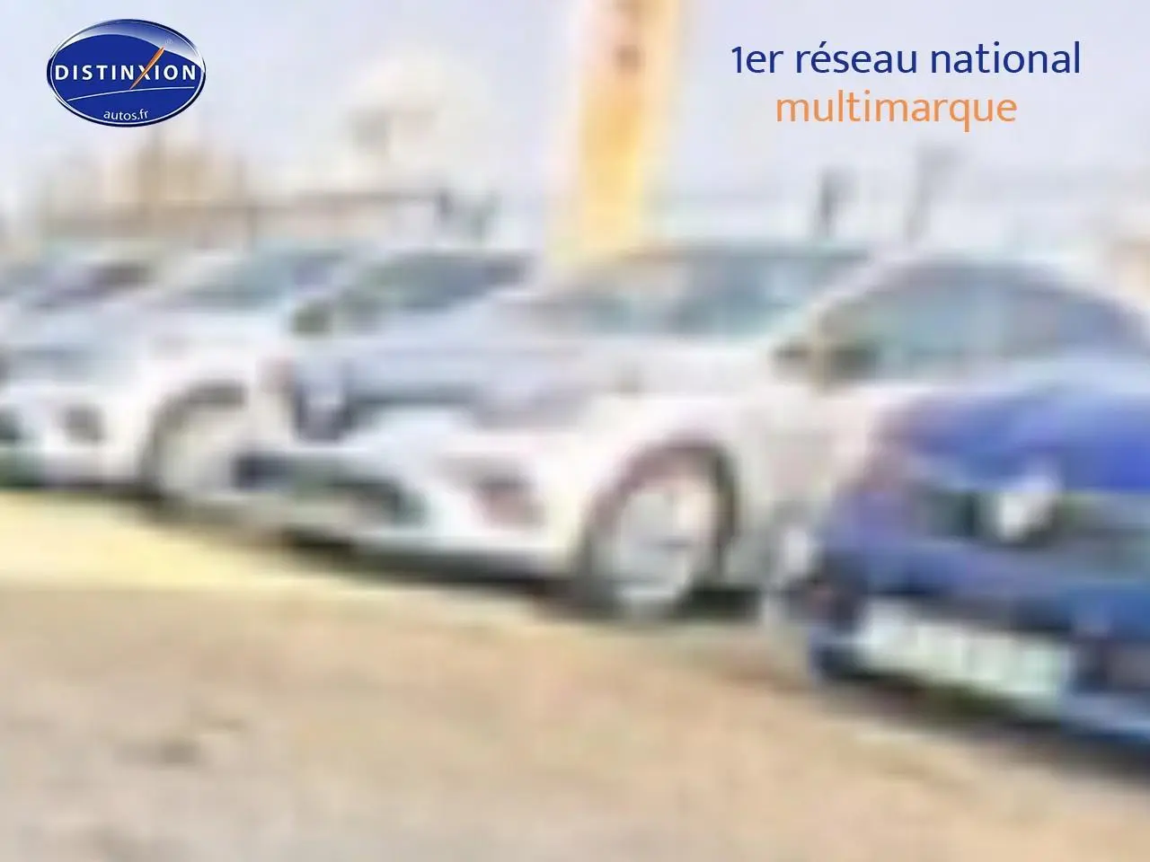 Vue de profil droit d'une Peugeot 408 Hybrid 145 allure e-dcs6 gris sélénite stationnée en extérieur.