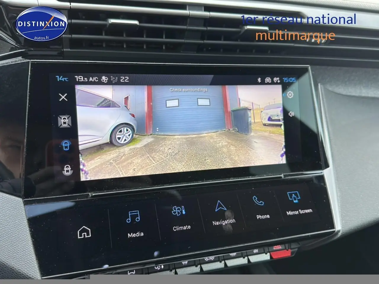 Vue rapprochée de l'écran tactile central du Peugeot 408 Hybrid 145 allure gris sélénite affichant la caméra de recul.