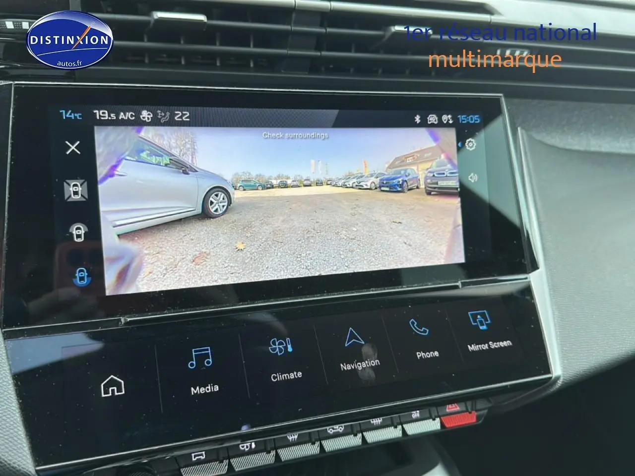 Écran tactile intérieur montrant la caméra de recul avec vue arrière d’une Peugeot 408 gris sélénite.