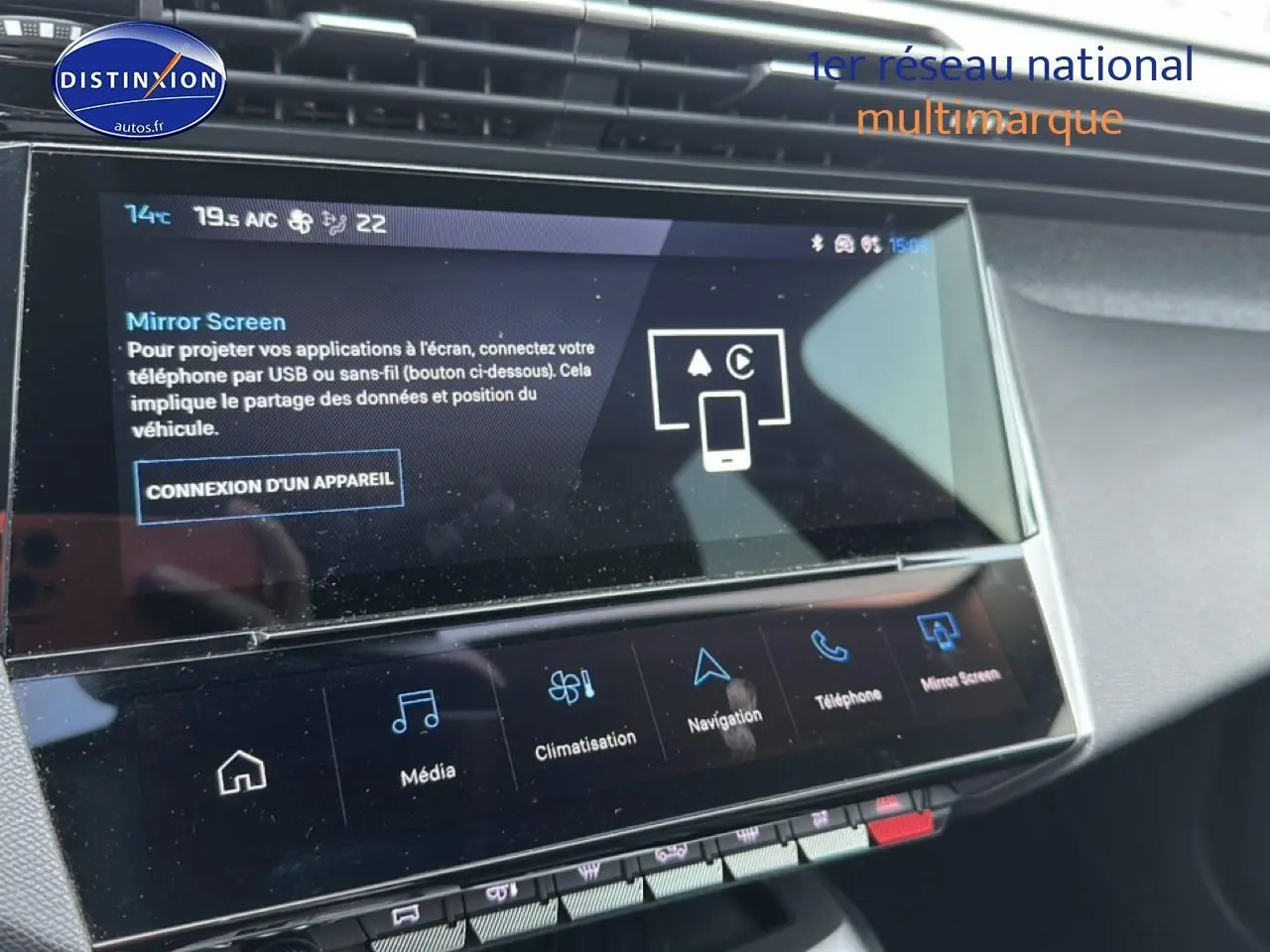 Écran tactile central de la Peugeot 408 Hybrid 145 allure gris sélénite, vue intérieure du tableau de bord.