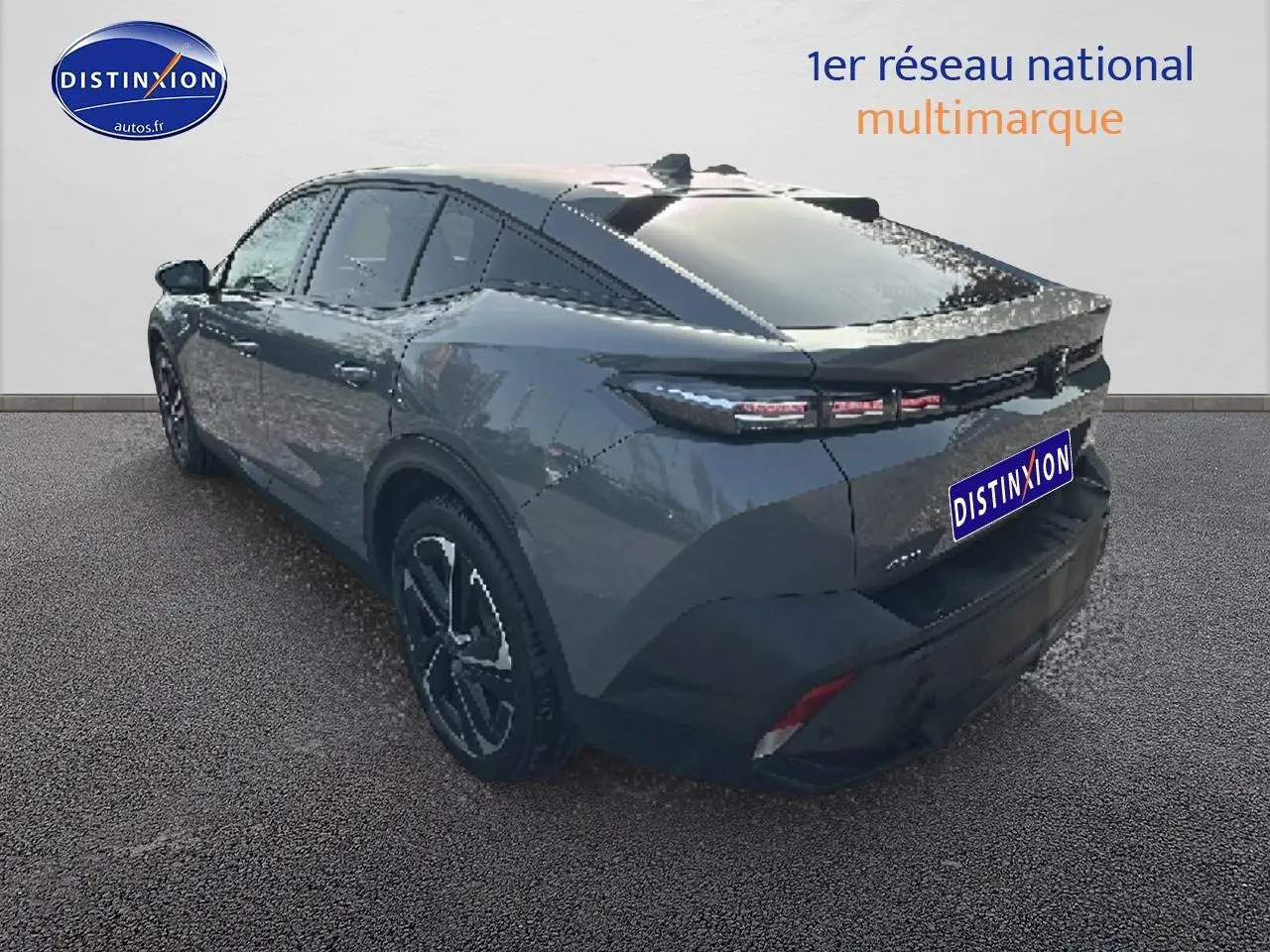 Vue 3/4 arrière droit de la Peugeot 408 Hybrid 145 allure gris sélénite avec jantes alu et feux LED distinctifs.