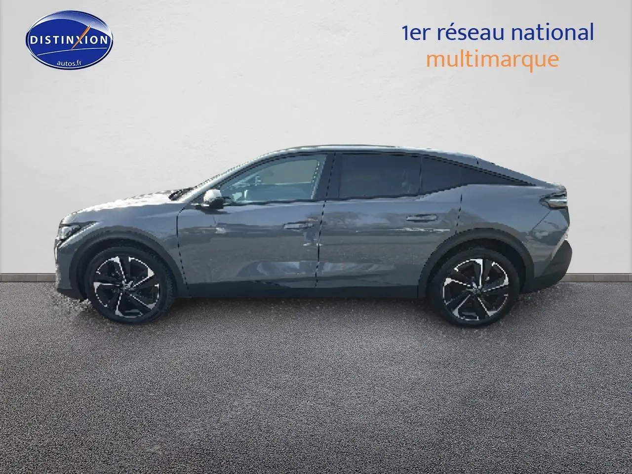 Profil droit d'une Peugeot 408 Hybrid 145 allure e-dcs6 gris sélénite avec jantes alu noires et vitres surteintées.