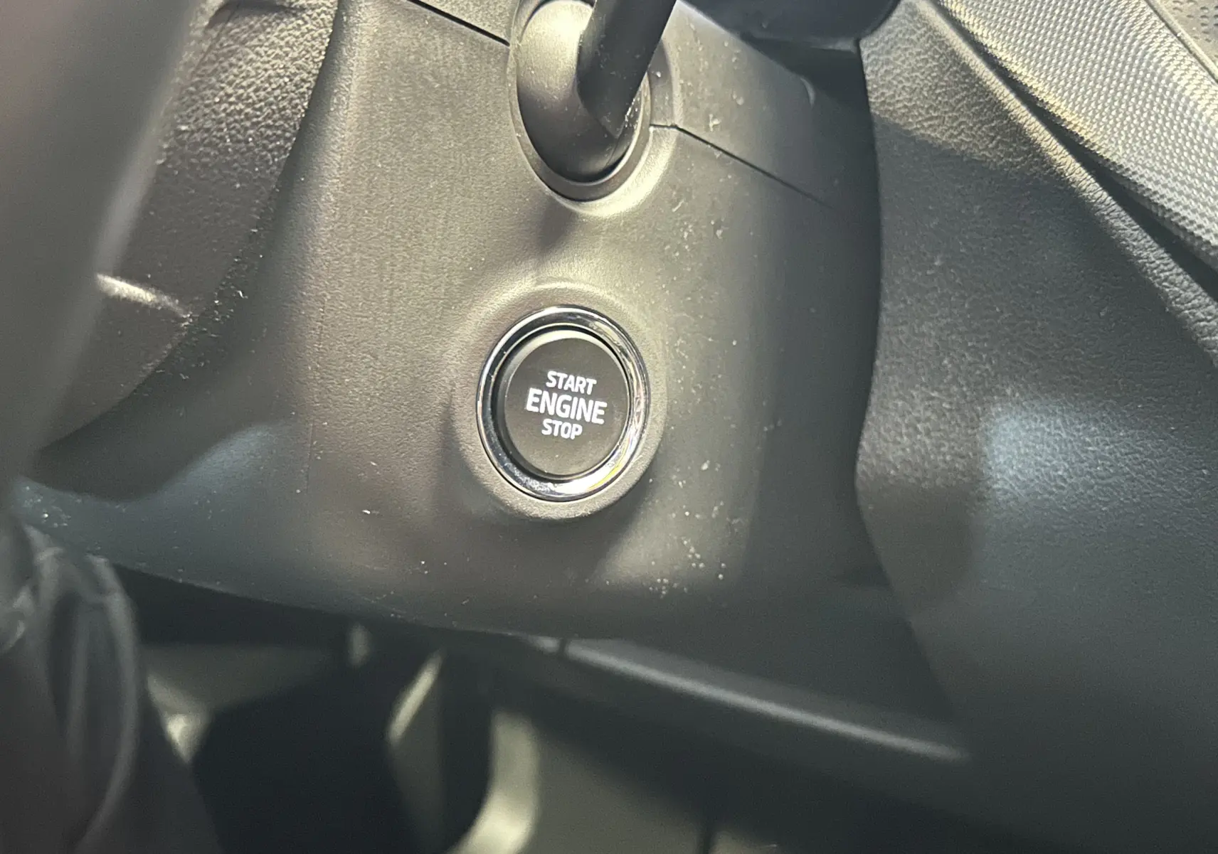 Gros plan sur le bouton Start Engine Stop dans l’habitacle noir de la Skoda Fabia Ambition 2023.