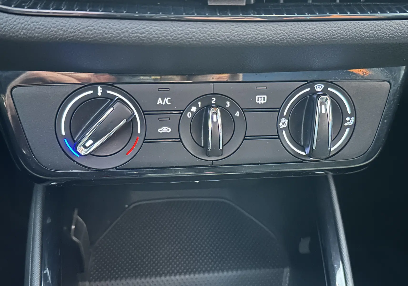 Gros plan sur les commandes de climatisation manuelle d'une Skoda Fabia gris, version Ambition 2023.