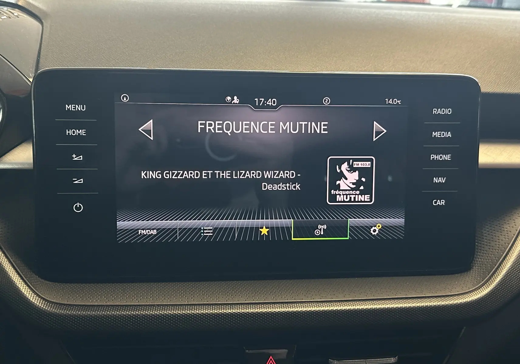 Écran tactile central du tableau de bord de la Skoda Fabia Ambition 2023, affichant la radio Fréquence Mutine.
