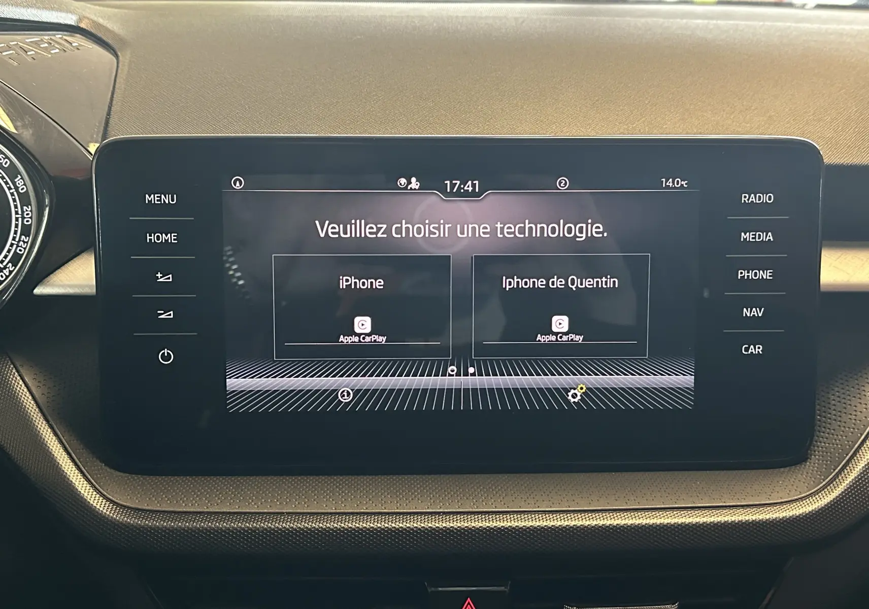Écran tactile central de la Skoda Fabia Ambition 2023 affichant le menu de connexion Apple CarPlay.