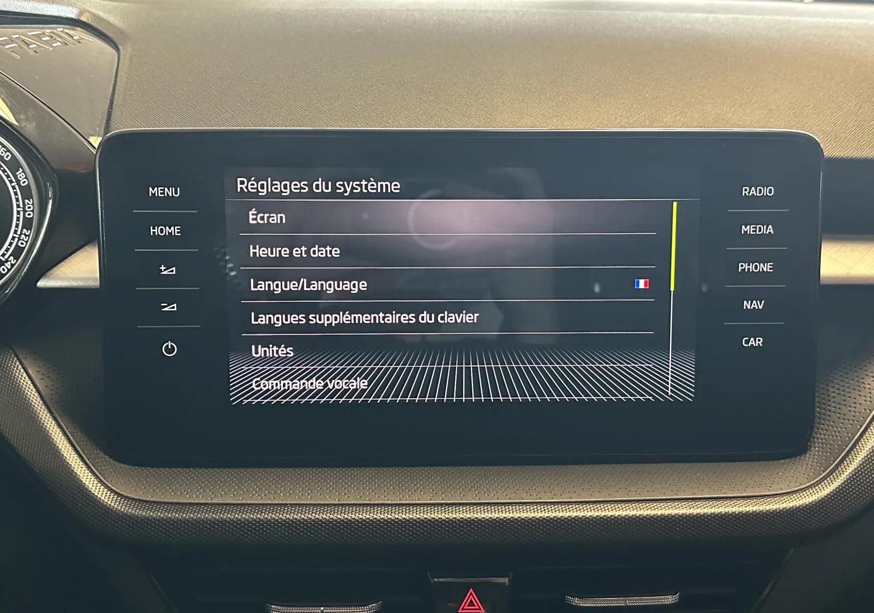 Écran tactile central du tableau de bord de la Skoda Fabia Ambition 2023 affichant les réglages système en français.