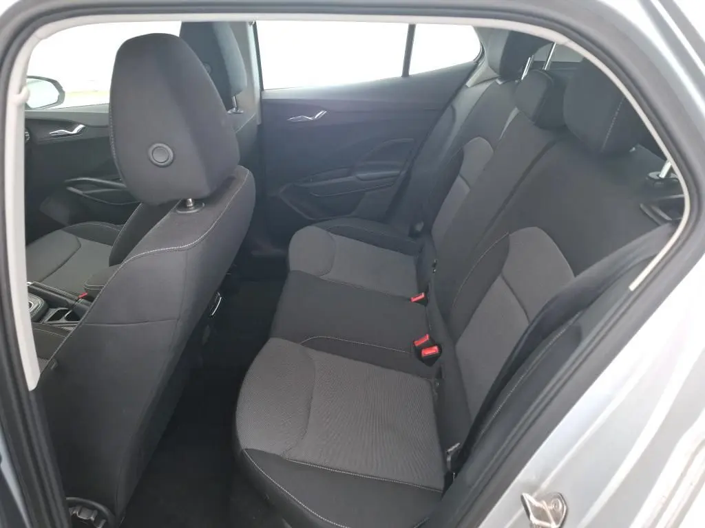 Vue intérieure côté droit des sièges arrière noirs de la Skoda Fabia Ambition 2023 gris, avec appuie-têtes et ceintures visibles.