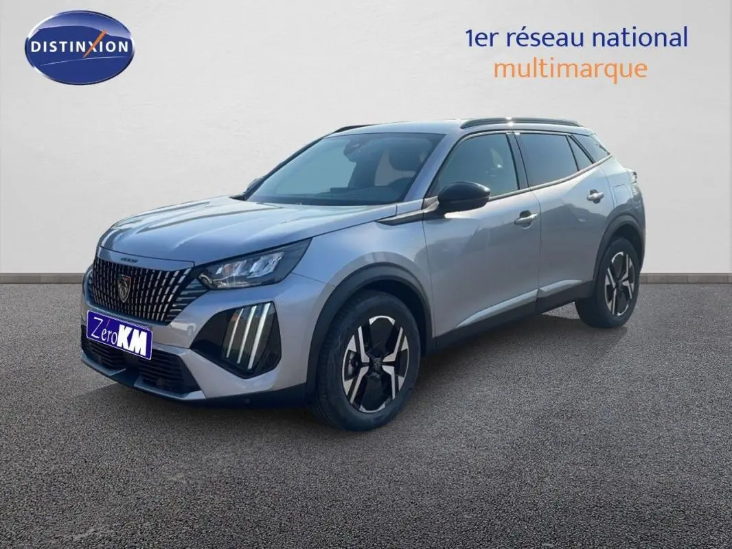 Peugeot 2008 gris en 3/4 avant droit, avec jantes aluminium et feux diurnes LED distinctifs.