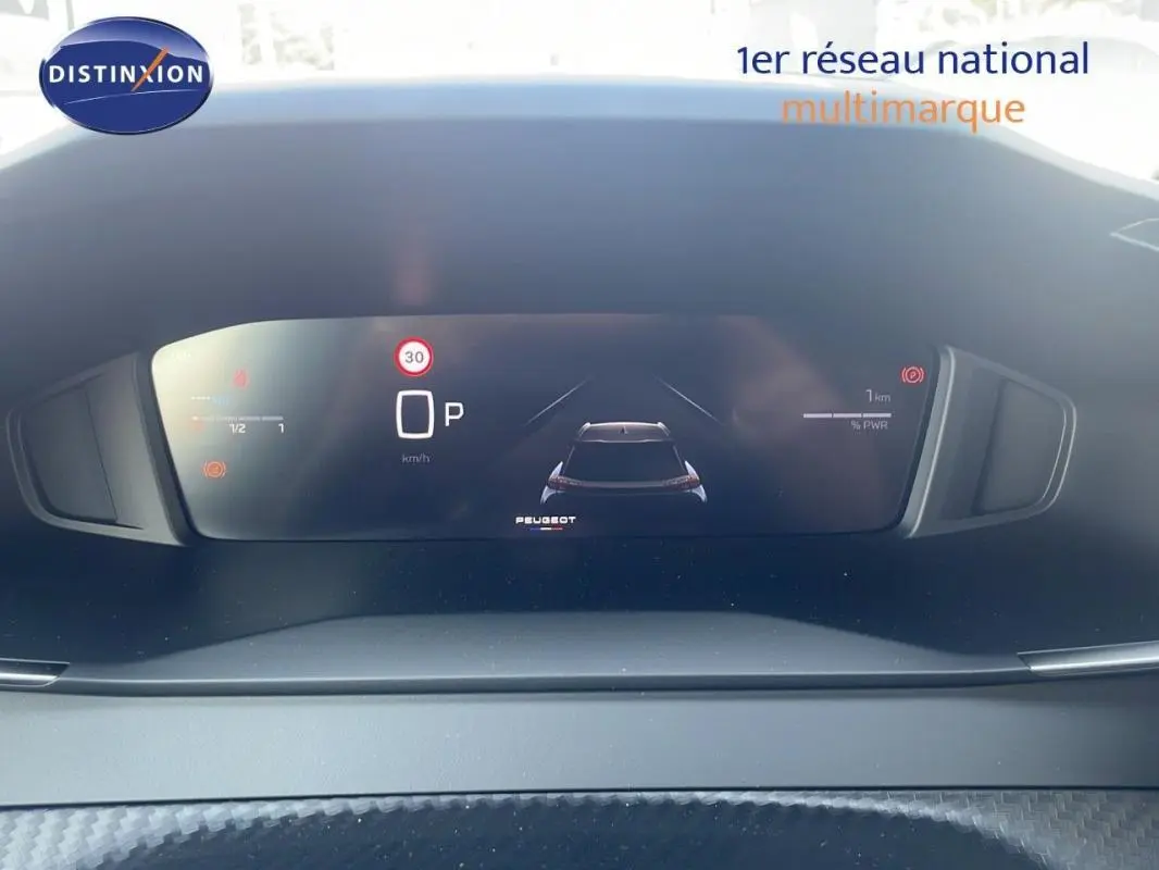 Affichage numérique du tableau de bord du Peugeot 2008 gris, montrant la vitesse à 0 km/h et indicateurs hybrides.