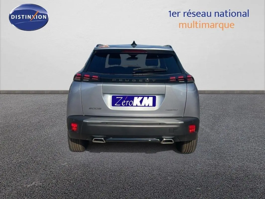 Vue arrière d'un Peugeot 2008 gris 2025 avec feux LED, double sortie d'échappement et plaque Zéro KM.