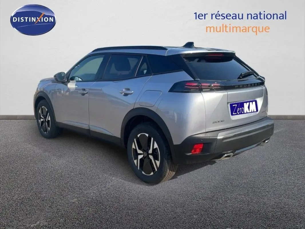 Vue 3/4 arrière droite d'un Peugeot 2008 gris avec toit noir et jantes aluminium au design moderne.