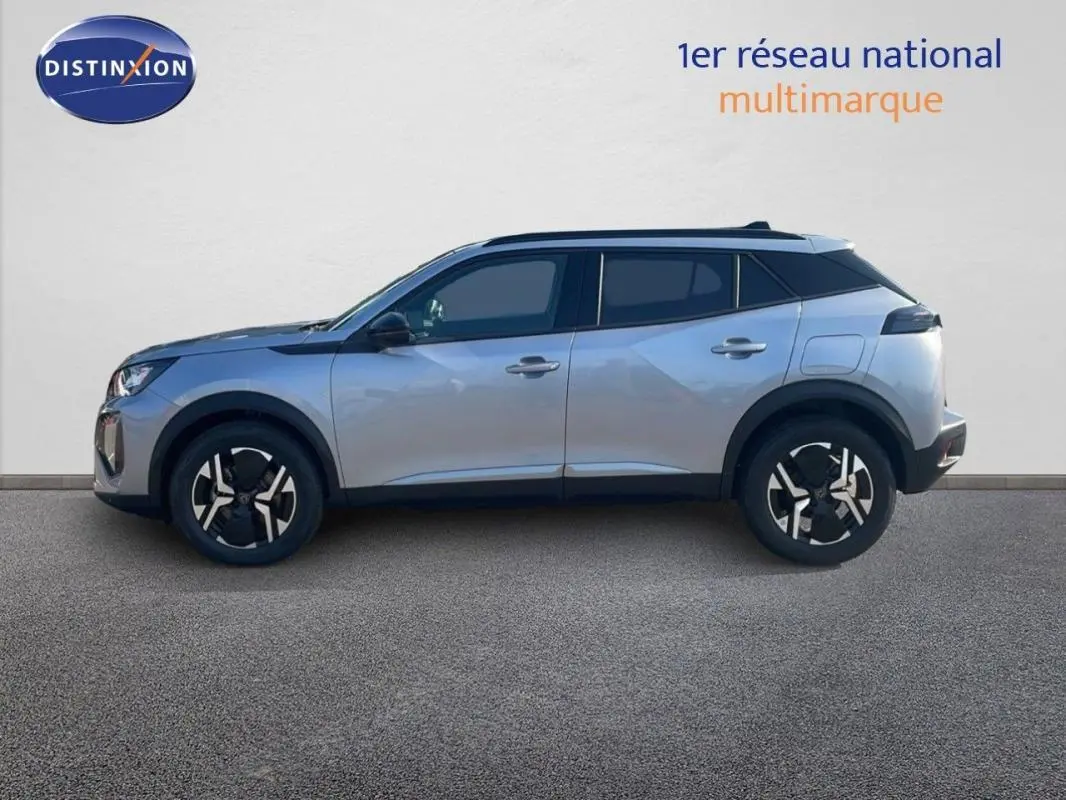 Vue latérale droite d'un Peugeot 2008 gris 2025 avec jantes aluminium et toit noir contrasté.