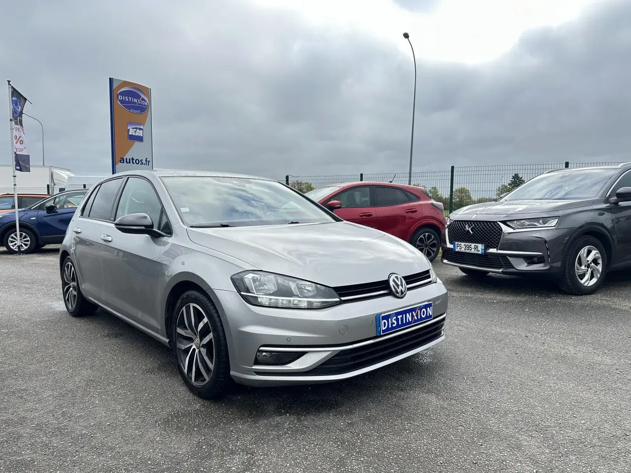 Volkswagen Golf VII gris foncé vue 3/4 avant avec jantes alliage 17 pouces sur parking extérieur.