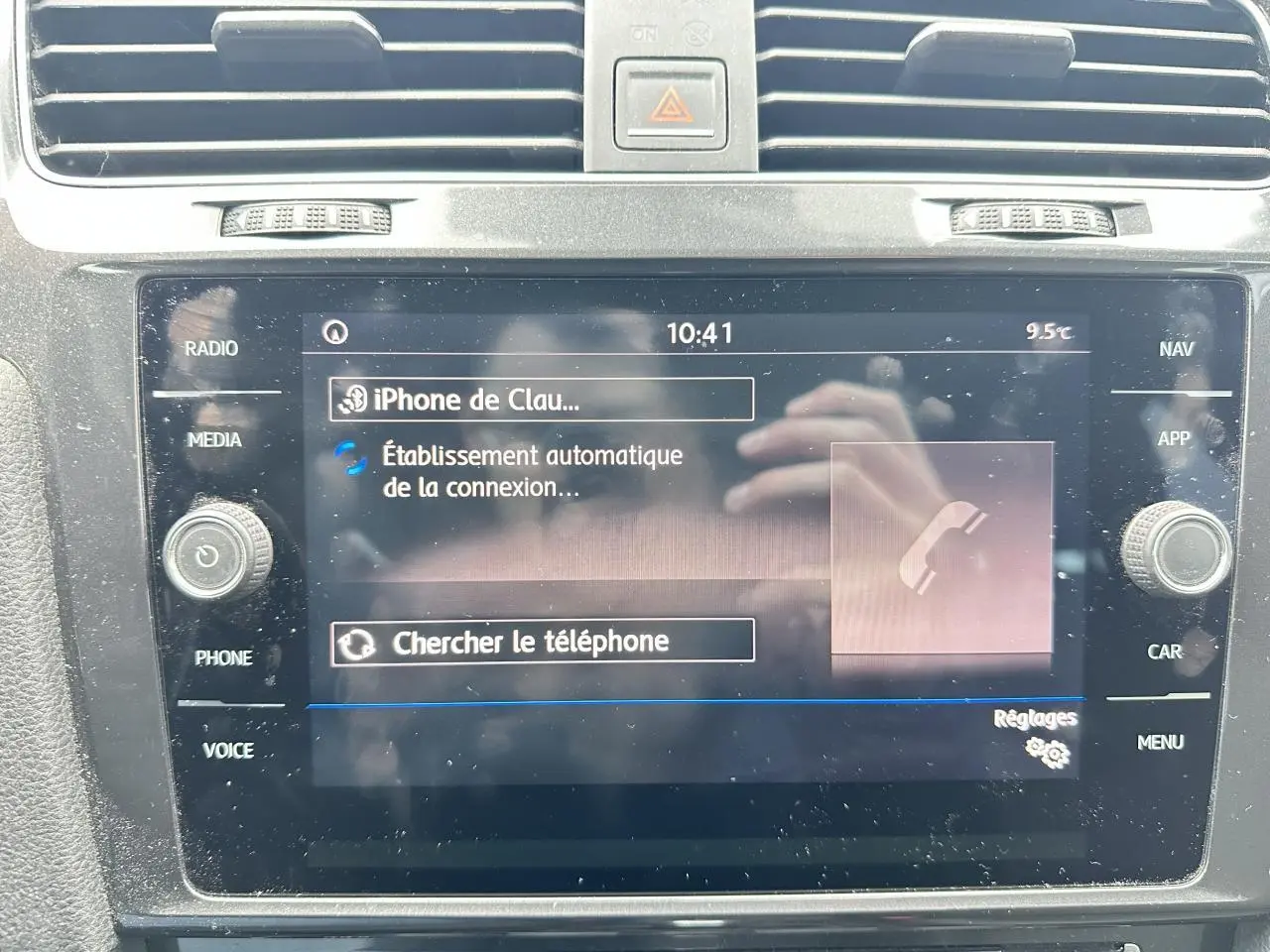 Écran tactile central du système infotainment Volkswagen Golf VII gris foncé, affichant la connexion Bluetooth.