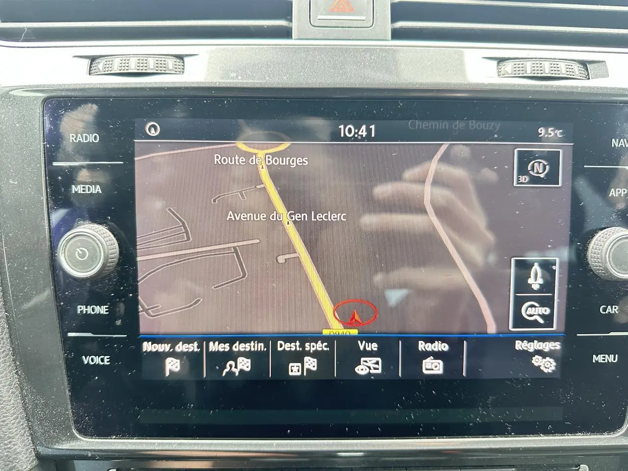 Écran de navigation tactile du Volkswagen Golf VII gris foncé, affichant une carte routière en intérieur.