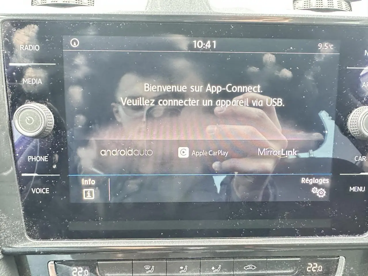 Écran tactile central du système infotainment de la Volkswagen Golf VII gris foncé, affichant App-Connect.