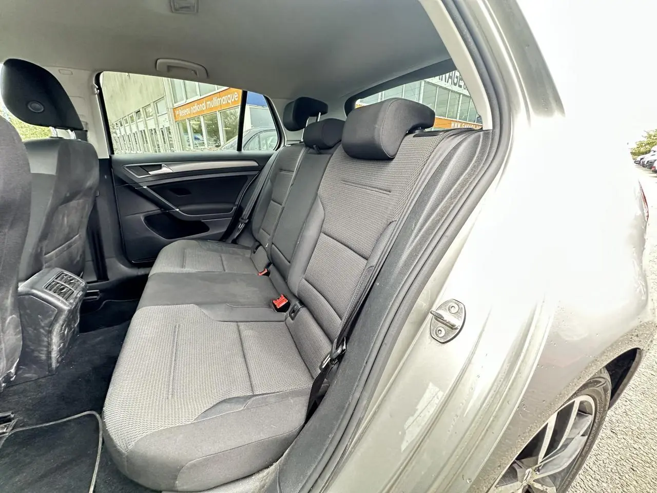 Vue côté droit arrière sur la banquette grise foncée et les jantes alliage 17'' de la Volkswagen Golf VII 2018.