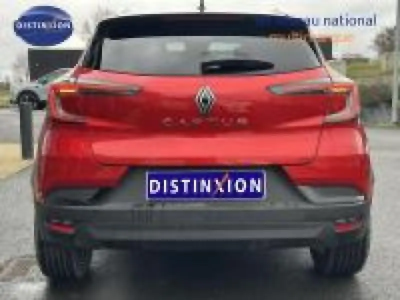 Vue arrière d'un Renault Captur rouge flamme nacré 2025 avec feux arrière LED et plaque Distinxion visible.