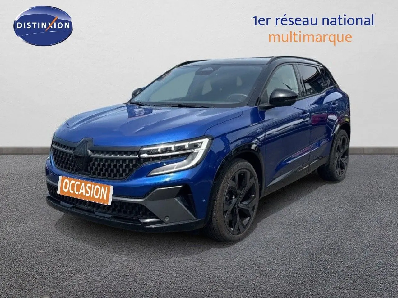 Renault Austral 2024 bleu Iron Metal avec toit noir, vue 3/4 avant droit mettant en valeur ses optiques LED et jantes noires.
