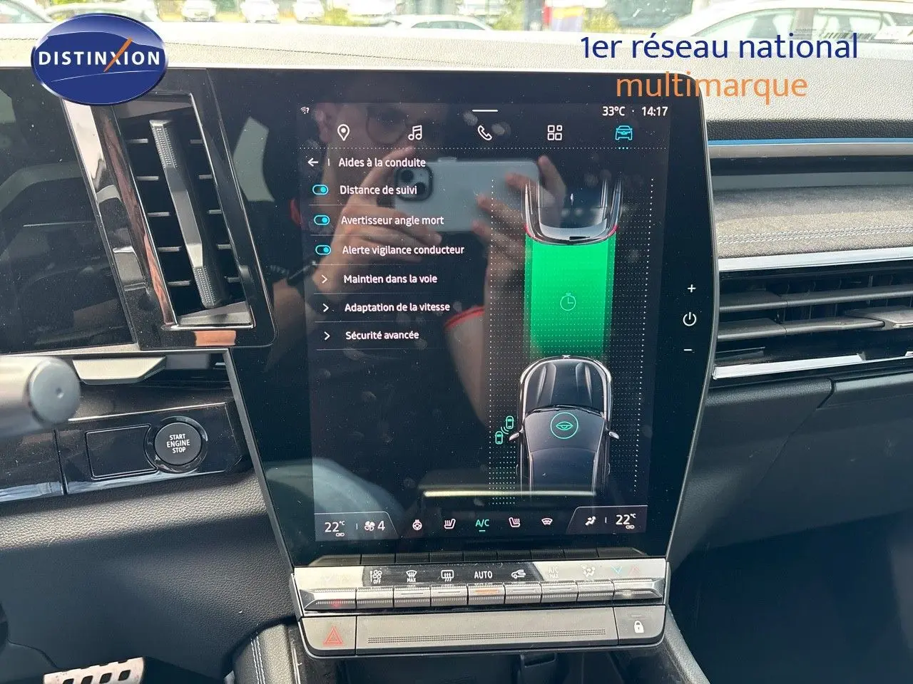 Écran tactile central du tableau de bord du Renault Austral 2024 montrant les aides à la conduite et la climatisation.