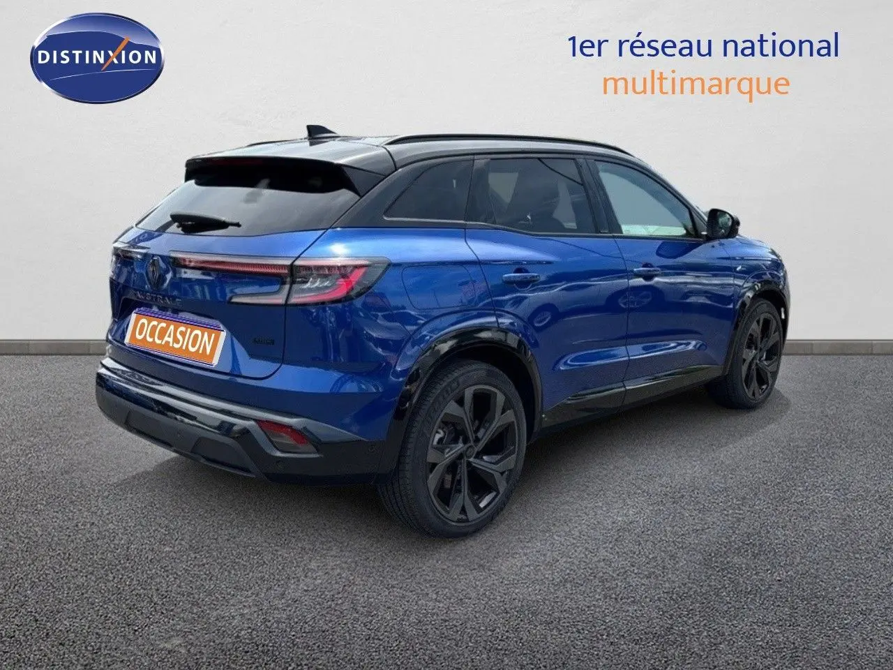 Vue 3/4 arrière droite d'un Renault Austral bleu Iron Metal avec toit noir et jantes noires en alliage.