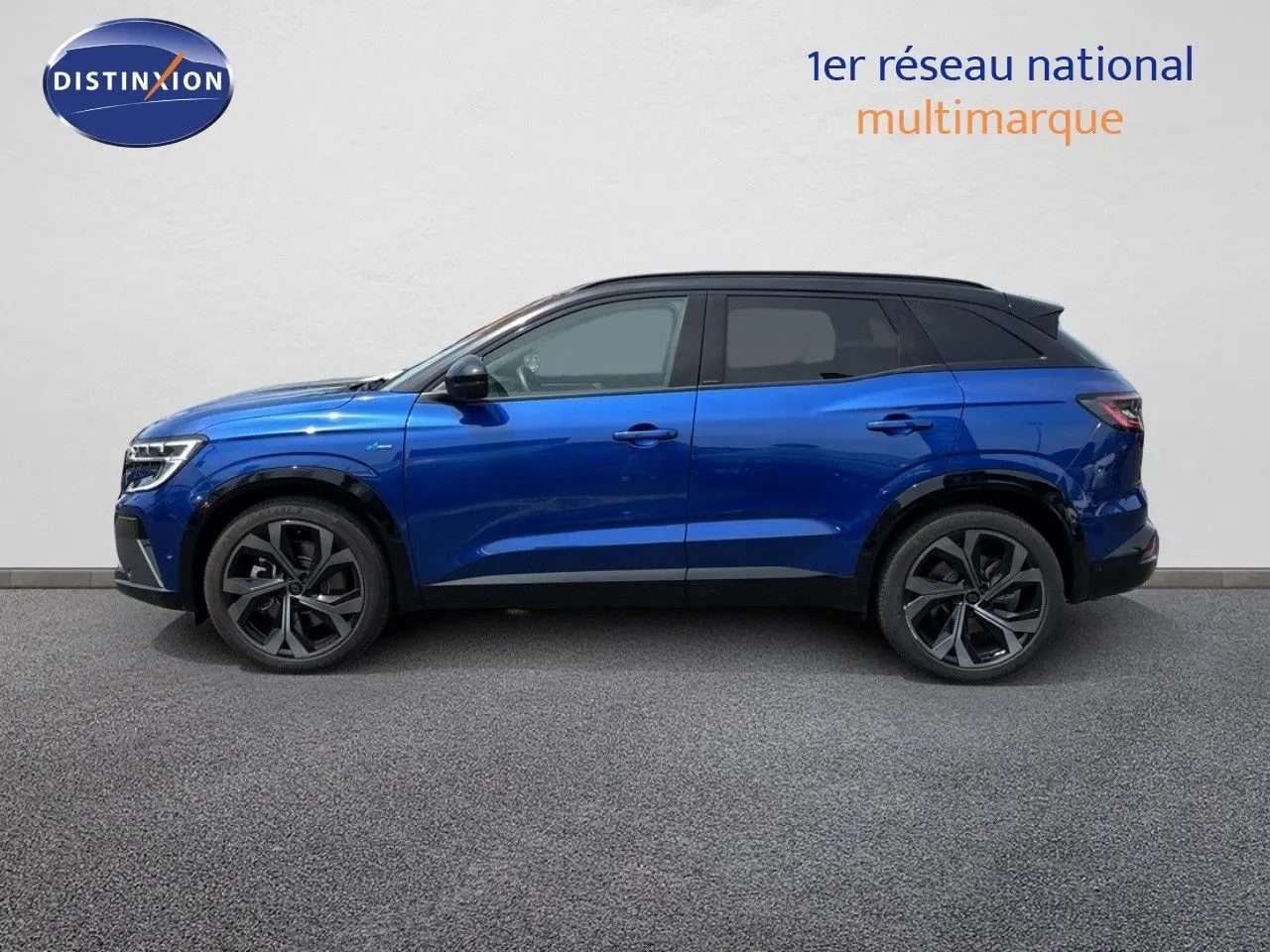Profil latéral droit du Renault Austral 2024 bleu Iron Metal avec toit noir et jantes alliage noires.