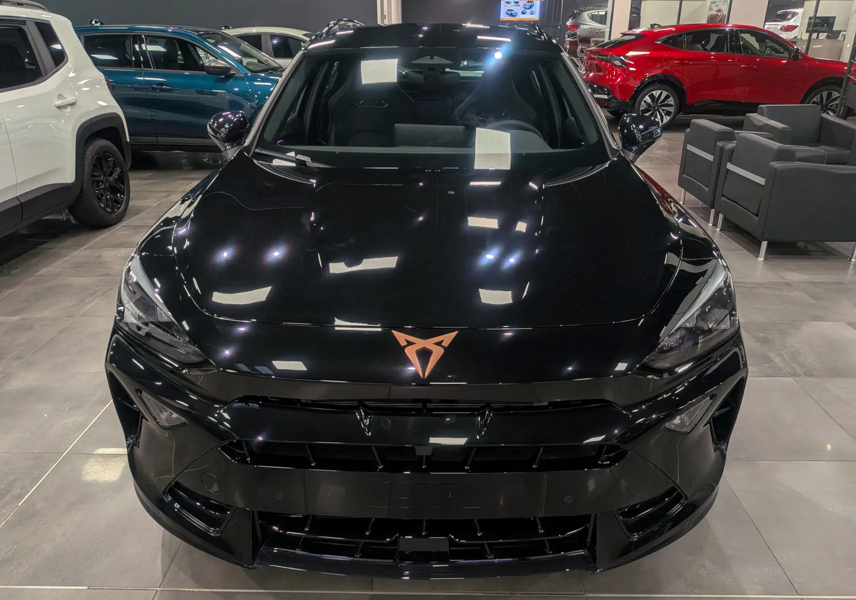 Vue 3/4 avant droite d'un CUPRA Formentor eHybrid noir minuit, avec jantes noires et intérieur sombre visible.