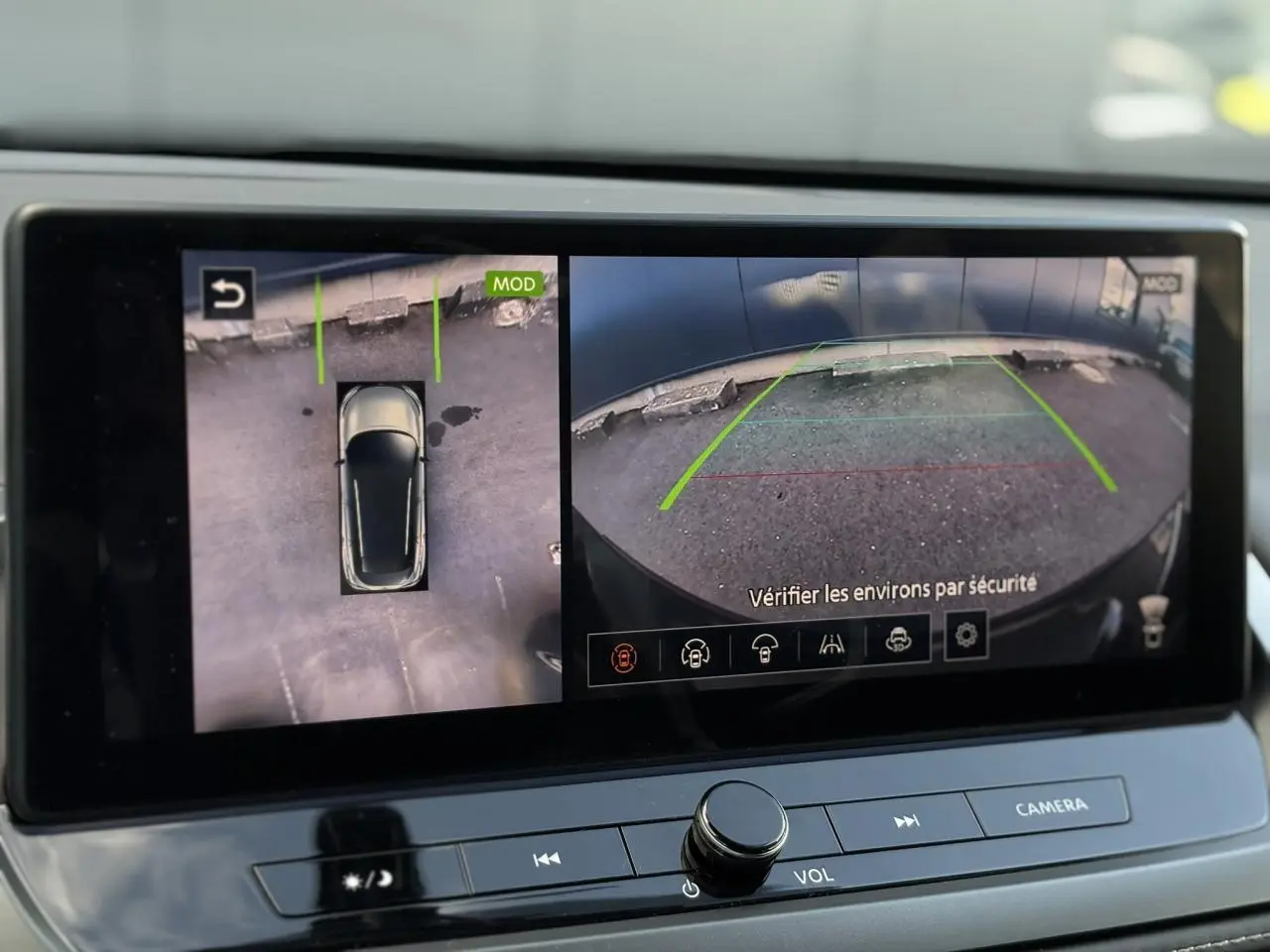 Écran de caméra de recul et vue 360° du Nissan Qashqai gris Ceramic, affichage intérieur du système d'aide au stationnement.