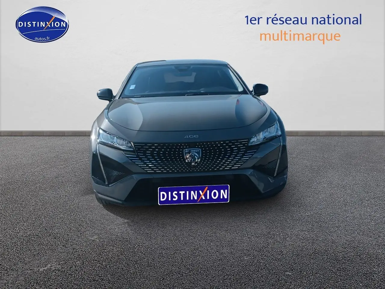 Peugeot 408 Hybrid 145 allure e-dcs6 gris sellenium vue de face avec calandre et phares LED distinctifs.