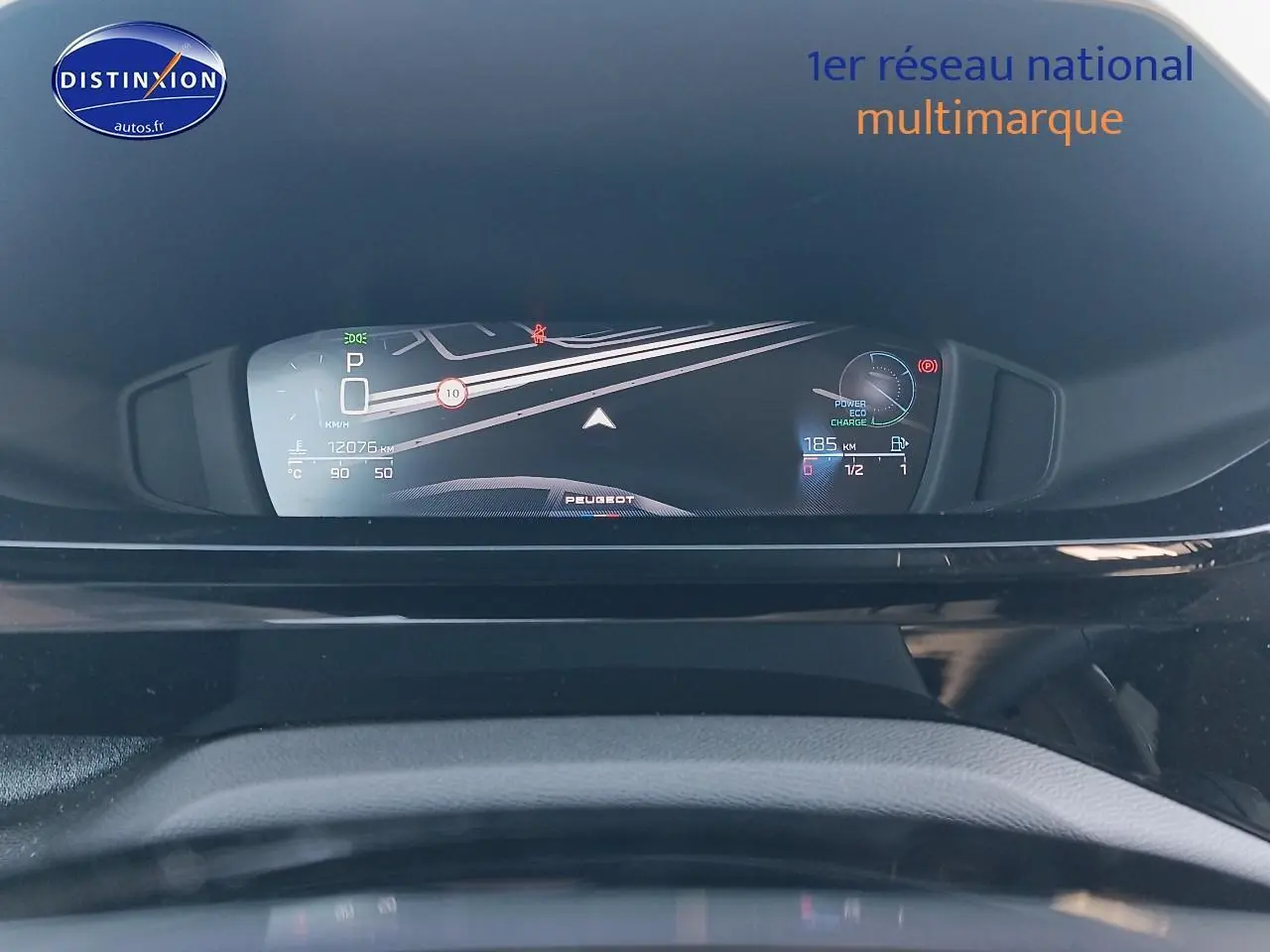 Tableau de bord numérique de Peugeot 408 Hybrid 145 allure e-dcs6, affichage multifonction en vue frontale.