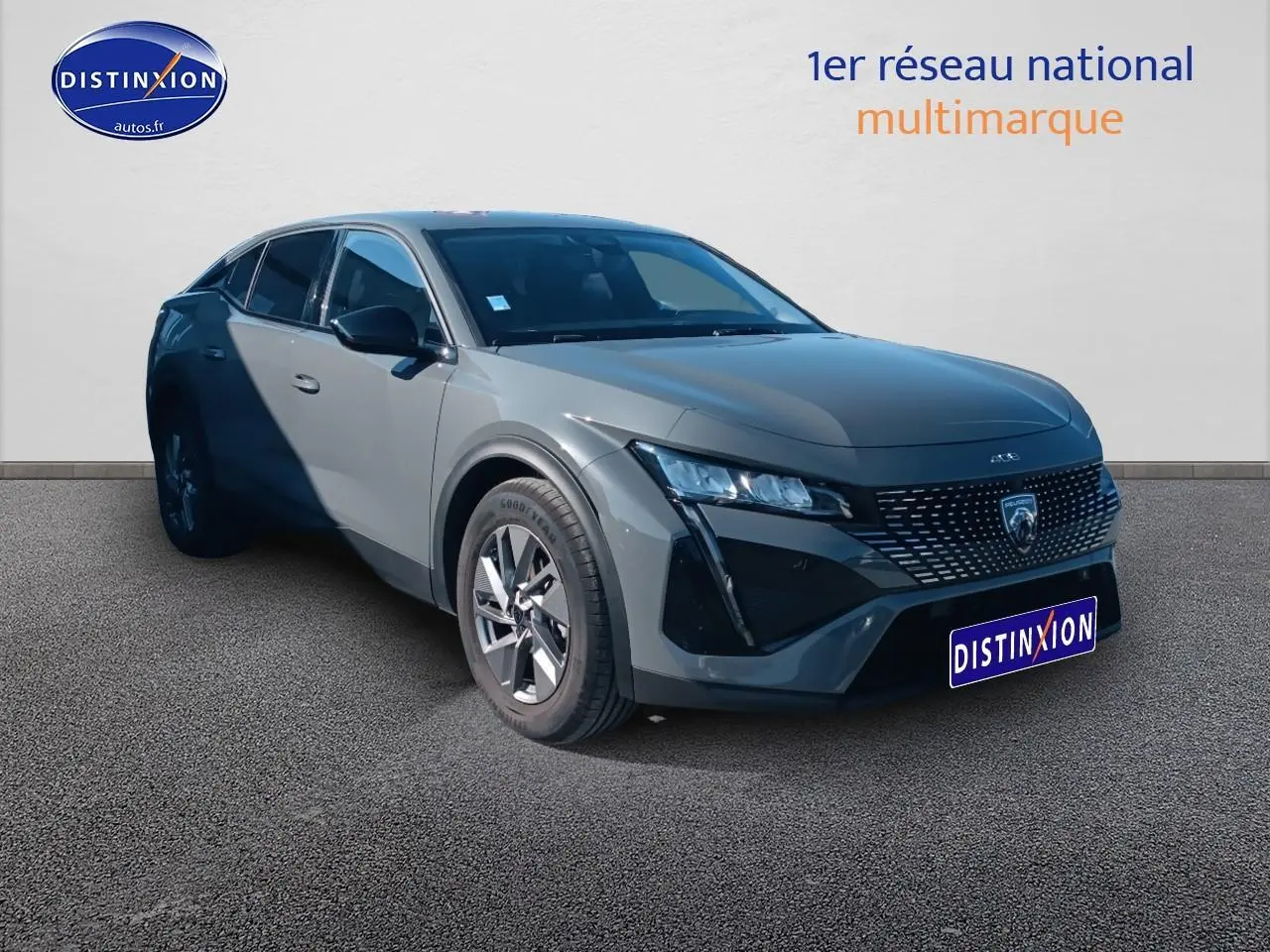 Peugeot 408 Hybrid gris sellenium vue 3/4 avant droit avec calandre distinctive et jantes alu.