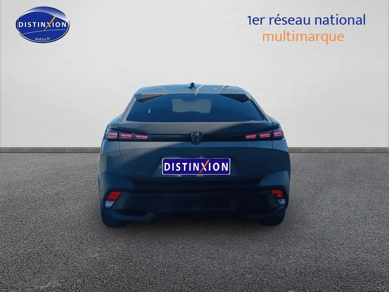 Vue arrière d'une Peugeot 408 Hybrid 145 allure gris sélénite avec feux arrière LED allumés sur fond neutre.