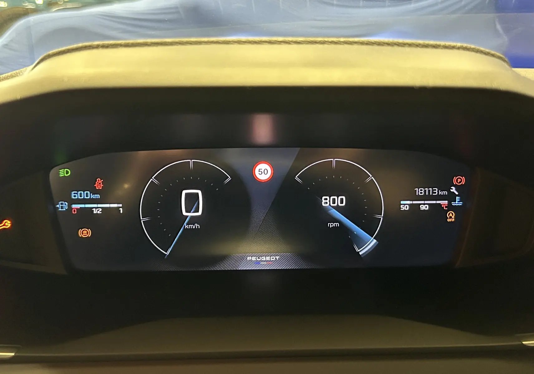 Tableau de bord numérique du Peugeot 208 Turbo 100 BVM6 Allure, affichant vitesse, régime et alertes.