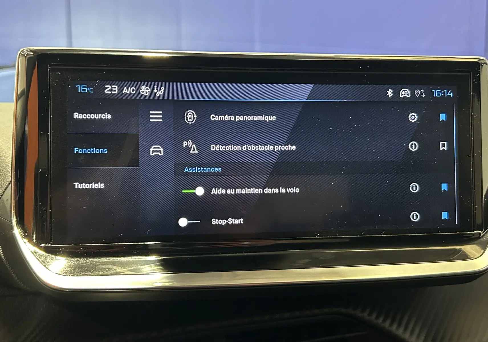 Écran tactile central de la Peugeot 208 2025 montrant les options d'assistance et caméra panoramique.