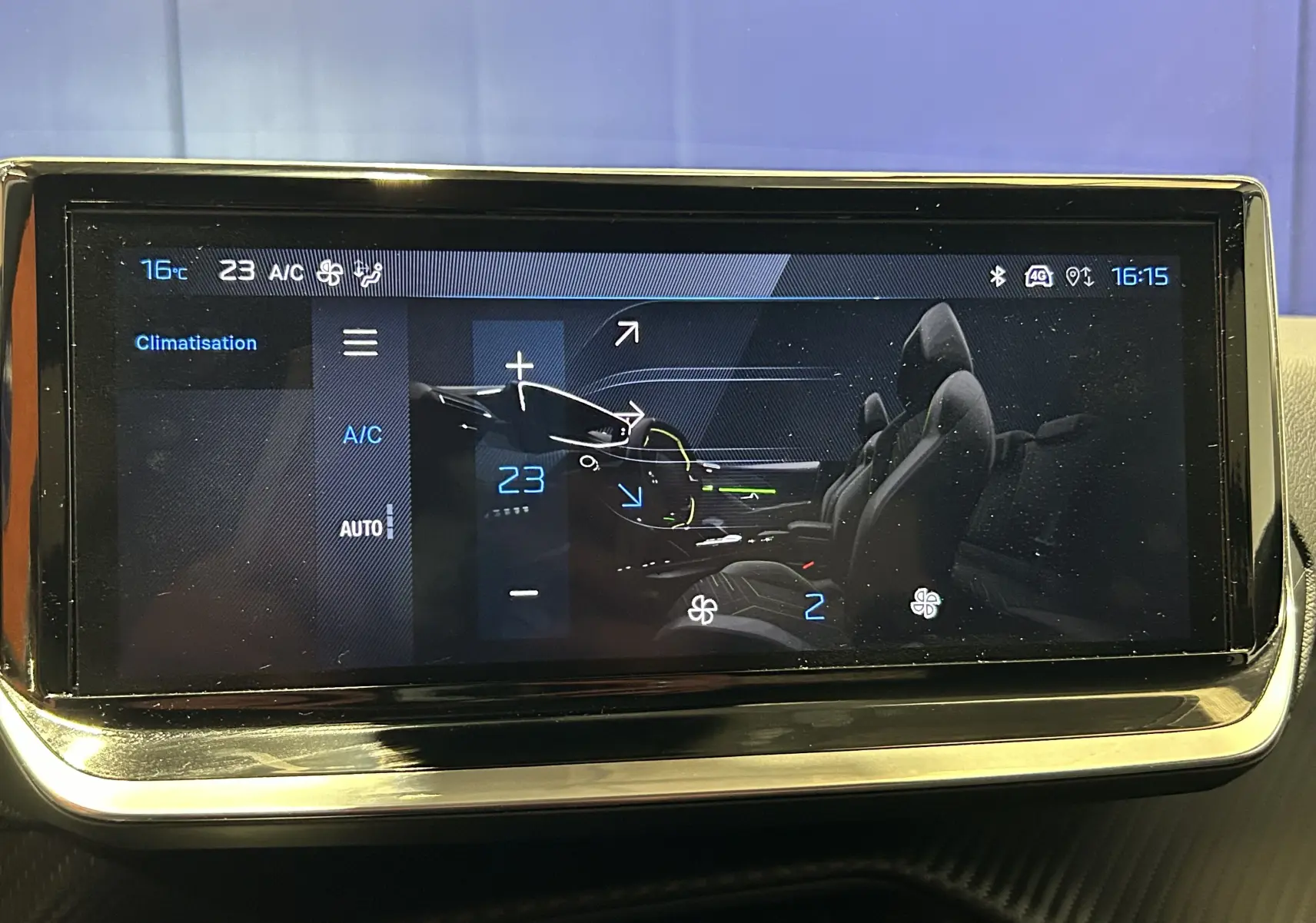 Écran tactile intérieur du Peugeot 208 gris Selenium montrant la commande de climatisation à 16h15.