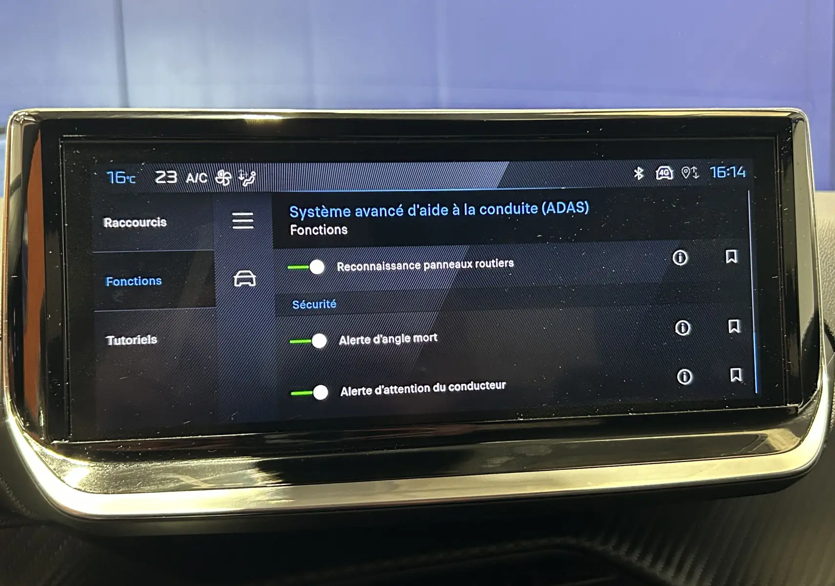 Écran tactile du système d’aide à la conduite sur Peugeot 208 2025, affichant les réglages ADAS.