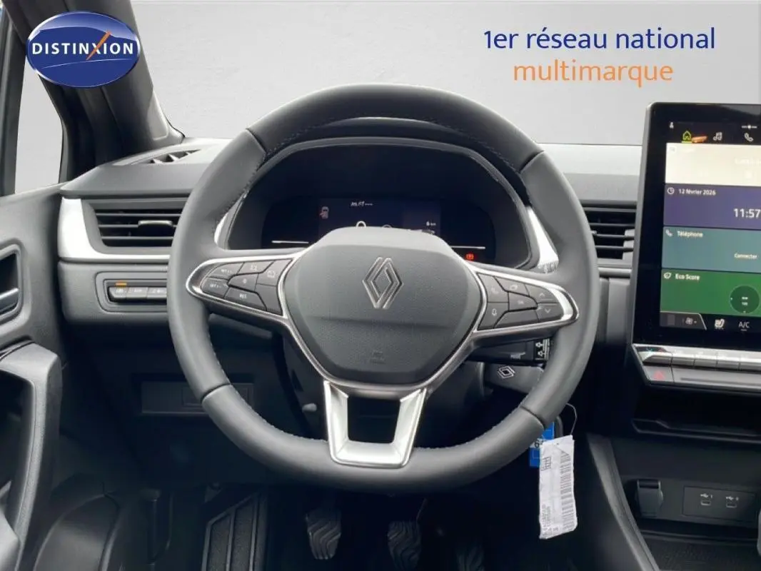 Vue frontale du volant cuir multifonctions et tableau de bord numérique du Renault Captur noir 2025 avec écran tactile vertical.