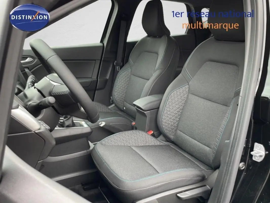 Vue intérieure côté conducteur du Renault Captur noir 2025, mettant en valeur les sièges chauffants et le volant multifonctions cuir.