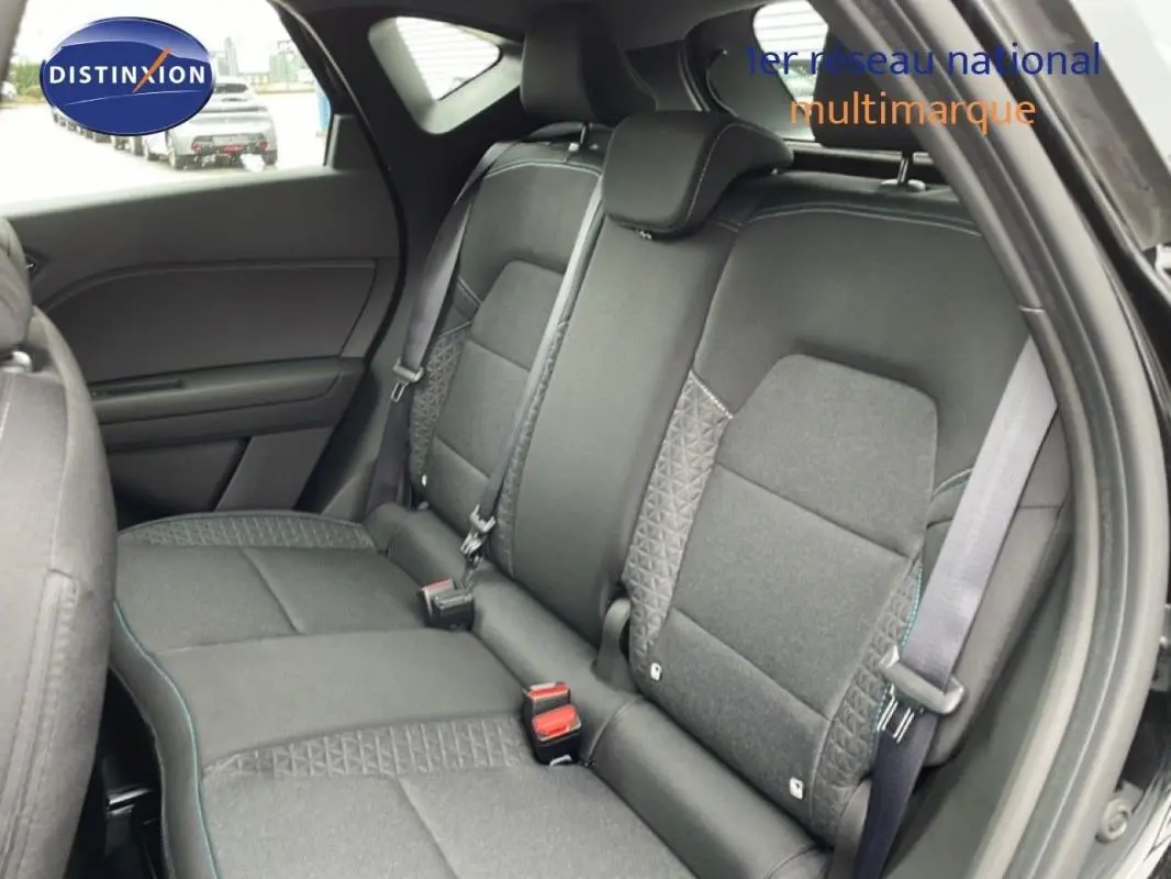 Vue intérieure arrière droite des sièges noirs du Renault Captur 2025, avec ceintures de sécurité visibles.