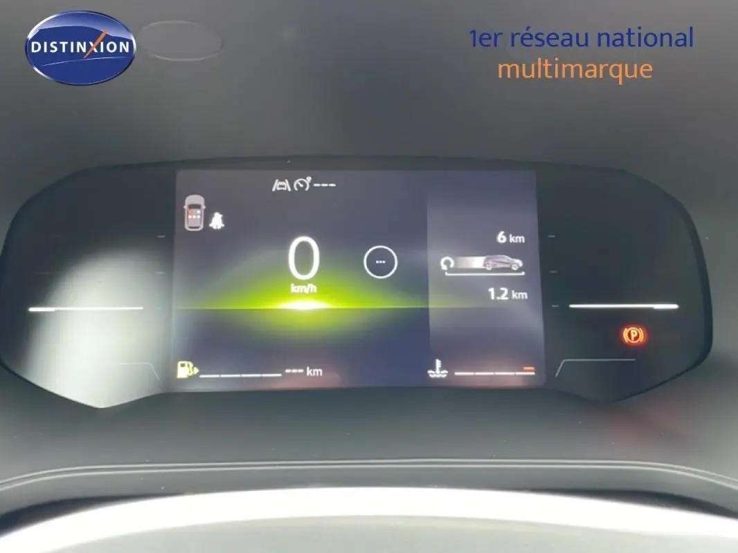 Tableau de bord numérique du Renault Captur 2025 affichant la vitesse à 0 km/h, vu de face en intérieur.