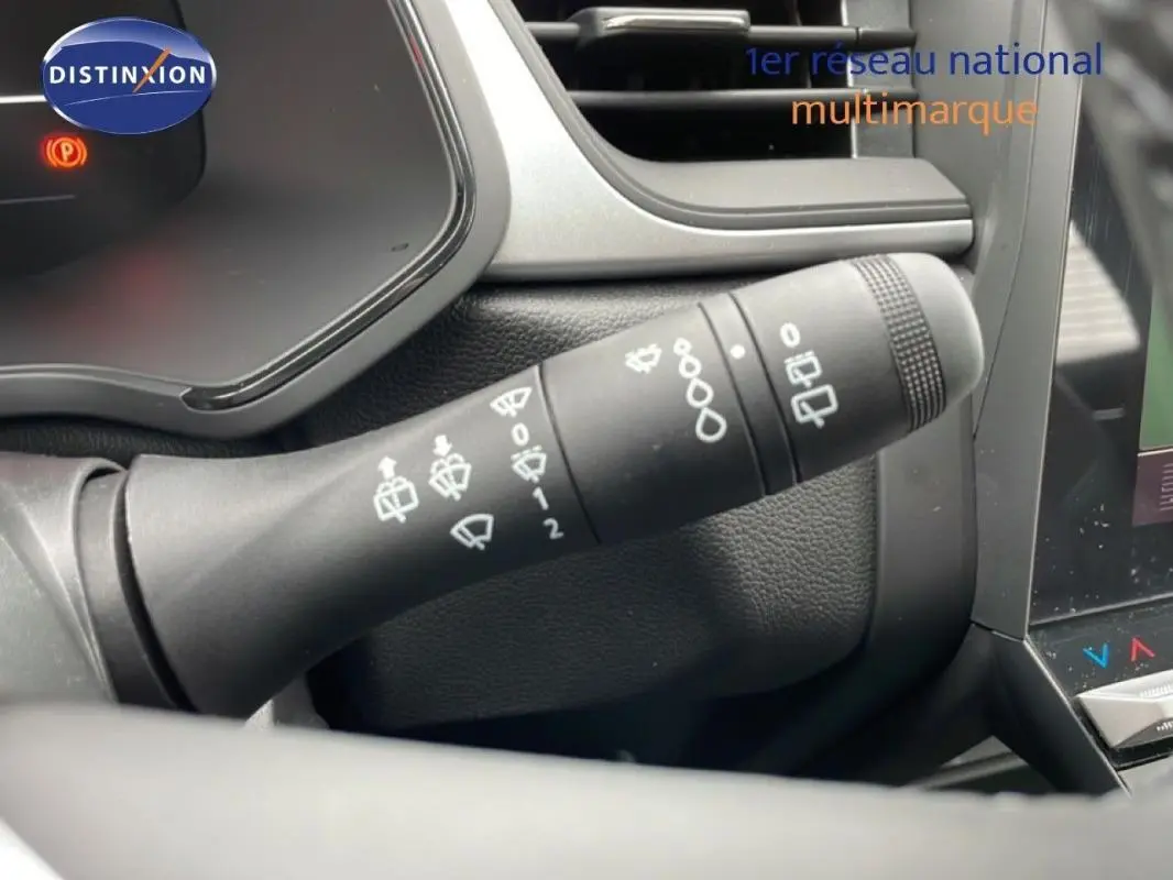 Gros plan sur la commande des essuie-glaces dans l'habitacle du Renault Captur noir, version 2025.