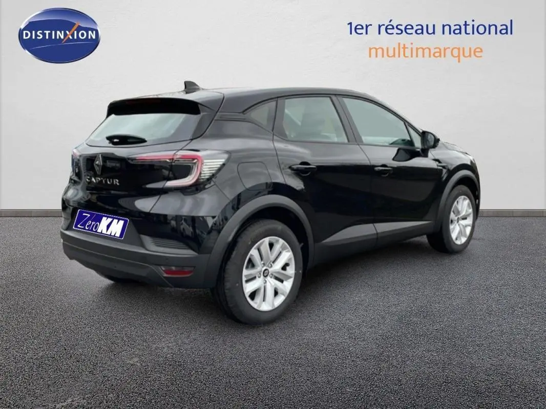 Renault Captur noir 2025 en 3/4 arrière droit, avec feux LED et jantes alliage visibles sur fond neutre.