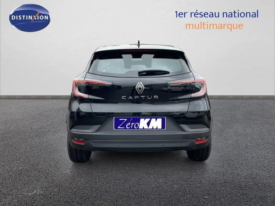 Vue arrière d'un Renault Captur noir 2025 avec feux LED et logo bien visibles sur fond neutre.
