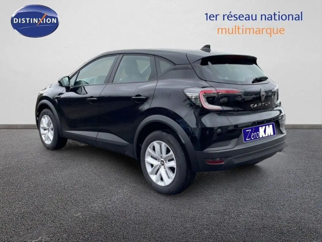 Renault Captur noir vue 3/4 arrière droit, mettant en valeur ses feux LED et son design compact urbain.