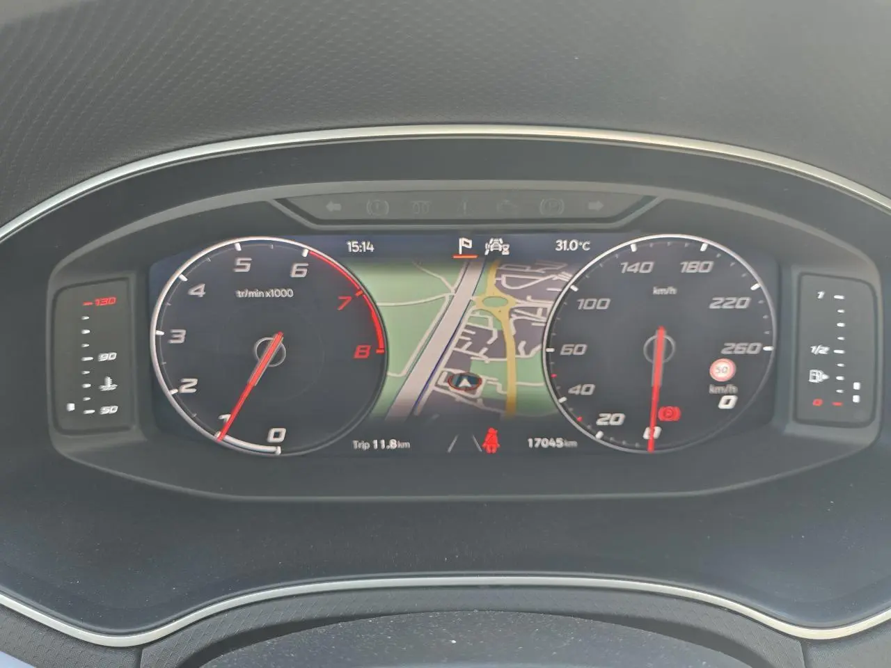 Tableau de bord numérique du SEAT Arona 2024 affichant compte-tours, vitesse et navigation GPS centrale.