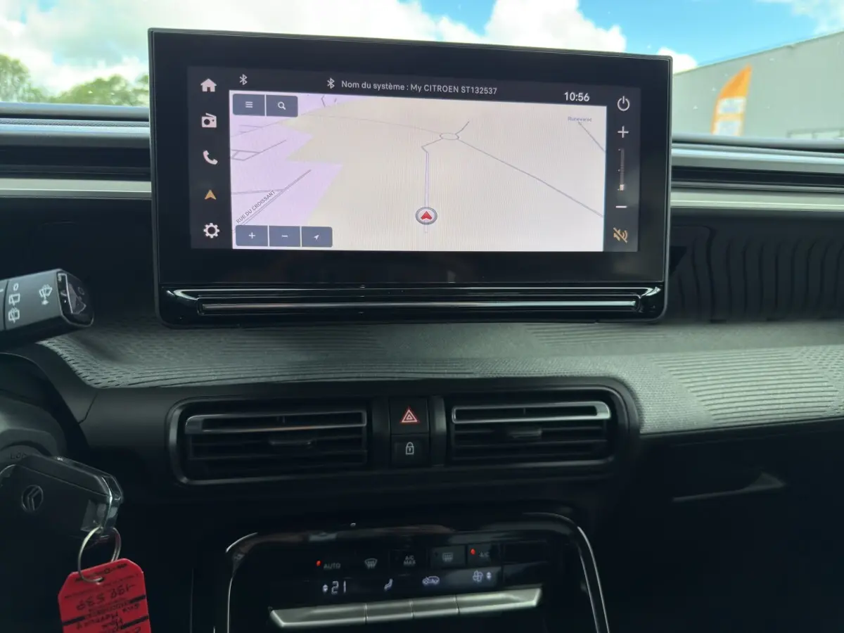 Vue intérieure du tableau de bord de la Citroën C3 Aircross électrique 2025 avec écran tactile de navigation 10,25 pouces.