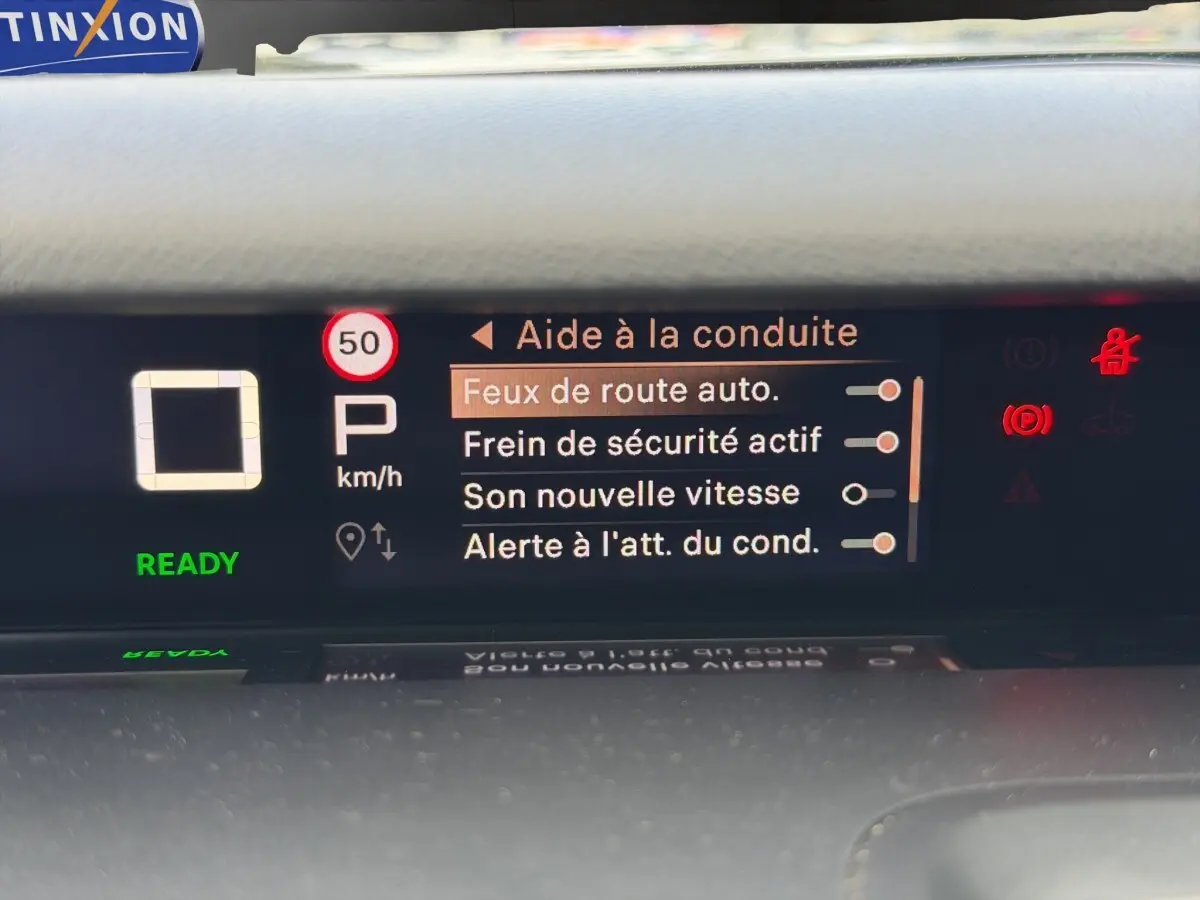 Affichage multifonctions 10,25 pouces du tableau de bord de la Citroën C3 Aircross électrique gris foncé, vue frontale.