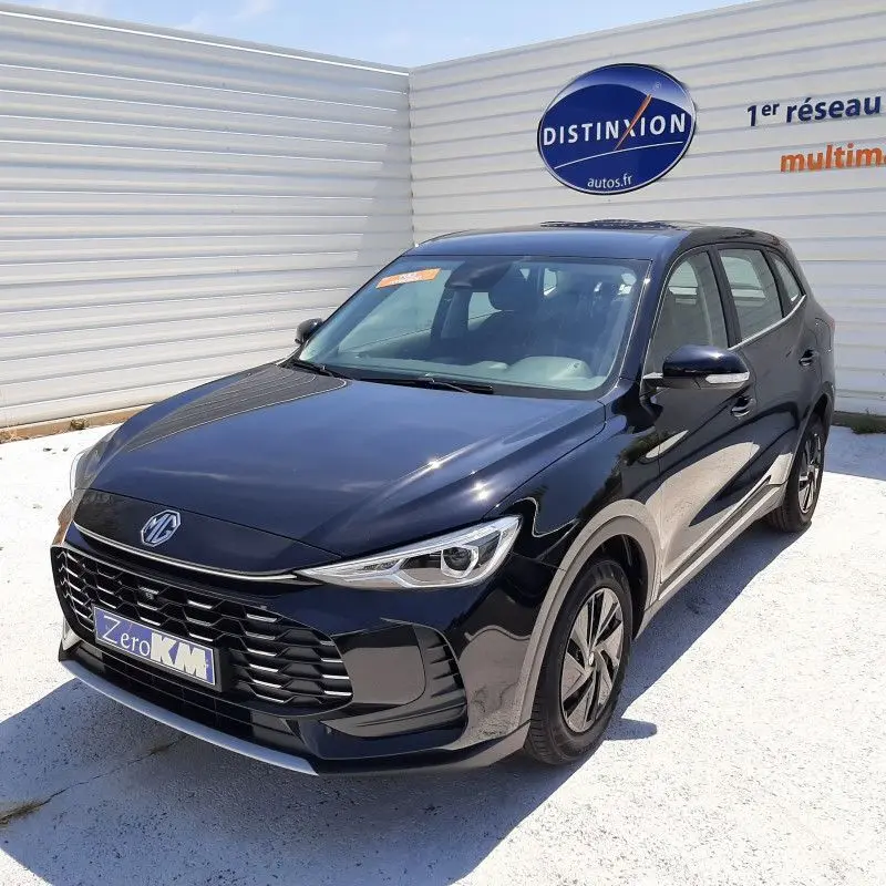 MG ZS 1.5 L Hybrid+ 2026 en Pebble Black, vue 3/4 avant droit avec calandre large et phares LED distinctifs.